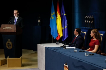 El rey Felipe VI interviene durante la ceremonia de entrega de los Premios Princesa de Asturias 2026 que se celebra este viernes en el Teatro Campoamor de Oviedo. (EFE/ Ballesteros.)