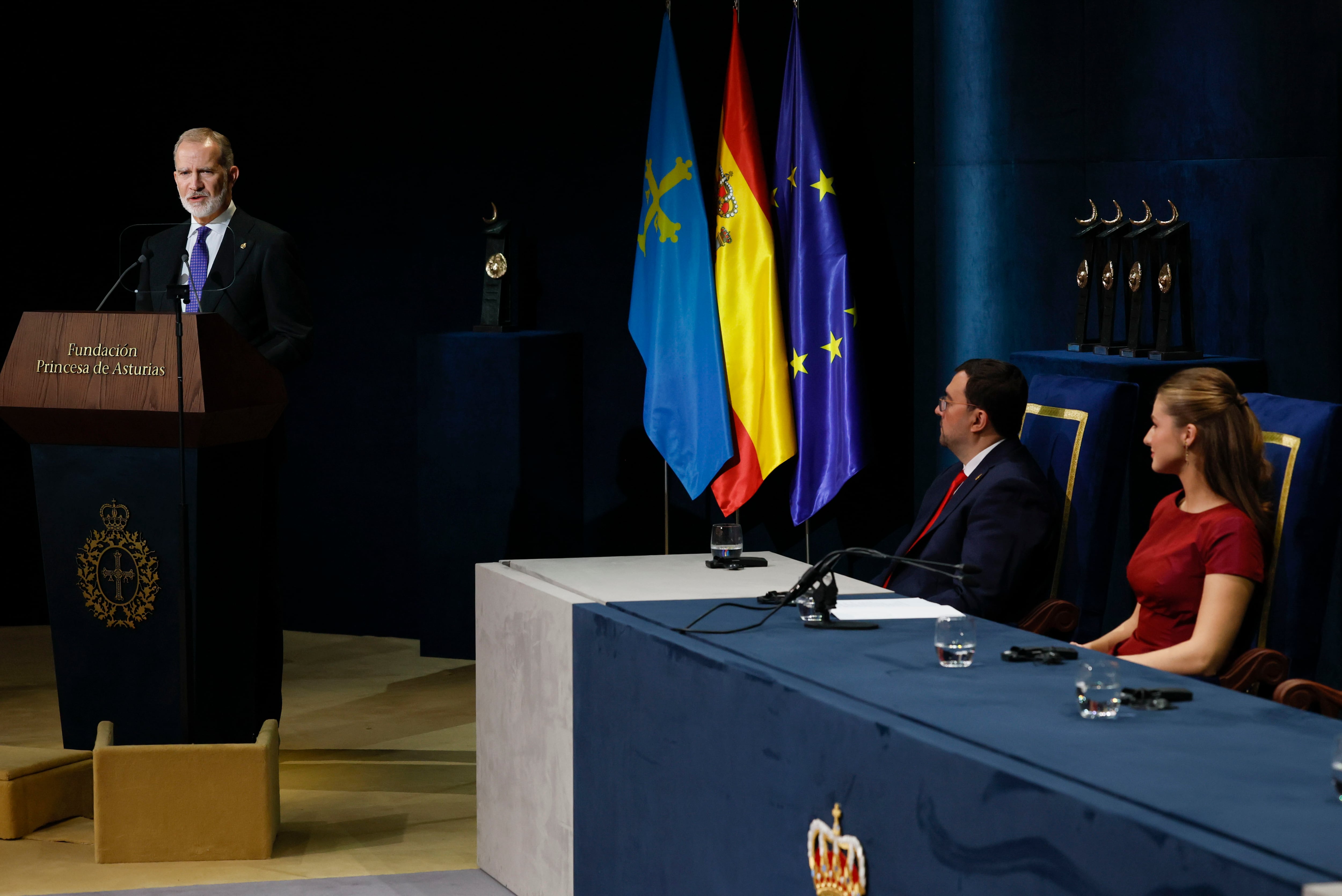 El rey Felipe VI interviene durante la ceremonia de entrega de los Premios Princesa de Asturias 2026 que se celebra este viernes en el Teatro Campoamor de Oviedo. (EFE/ Ballesteros.)