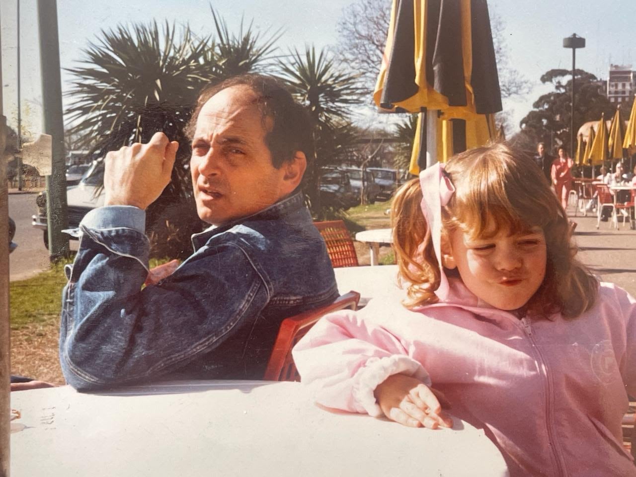 Chiche Gelblung y su hija María, hoy de 41, docente y productora comercial del conductor