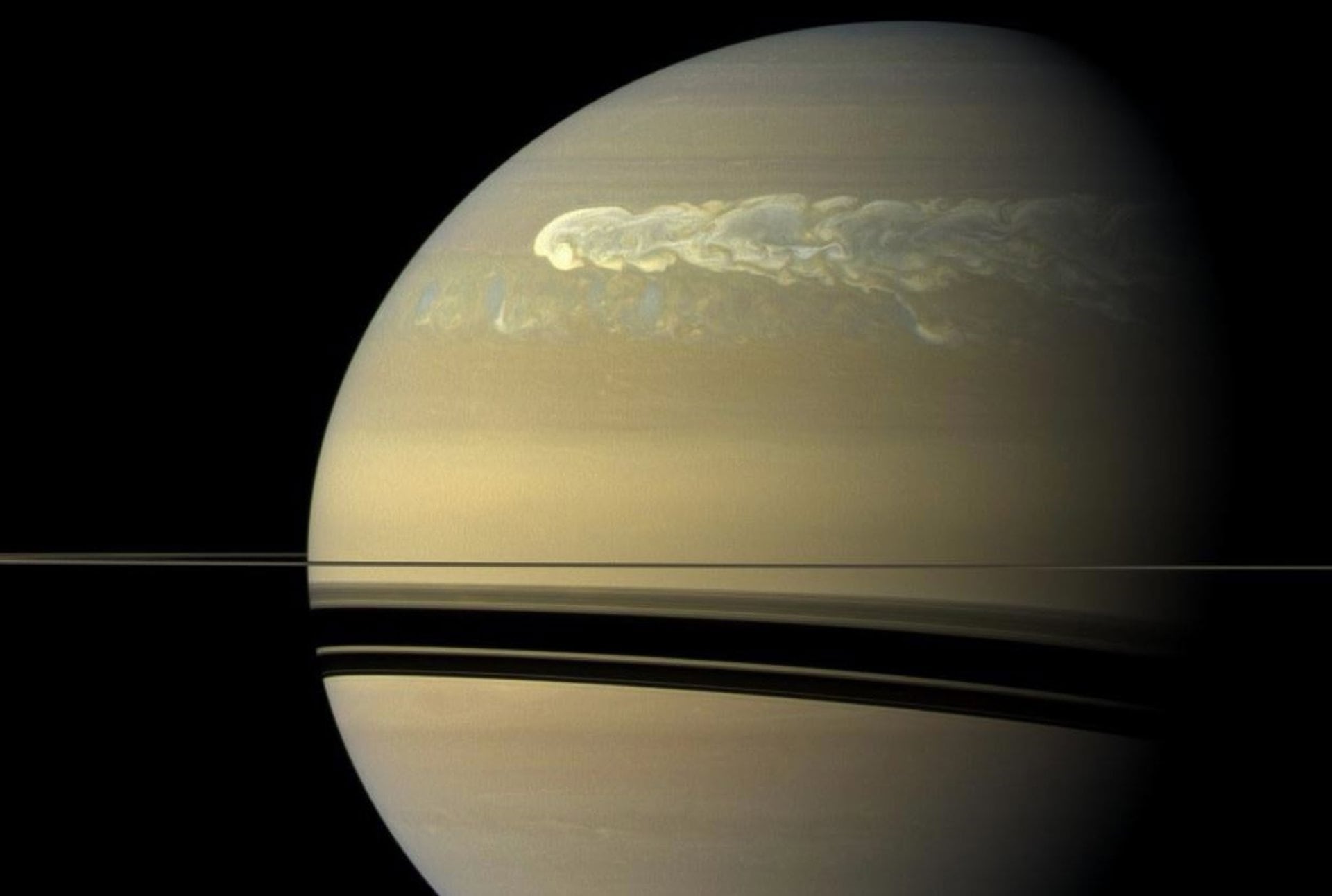 Una gran tormenta domina la superficie sin rasgos distintivos de Saturno en una imagen tomada por la nave Cassini en 2011 (NASA/JPL/SPACE SCIENCE INSTITUTE)