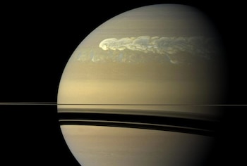 Una gran tormenta domina la superficie sin rasgos distintivos de Saturno en una imagen tomada por la nave Cassini en 2011 (NASA/JPL/SPACE SCIENCE INSTITUTE)