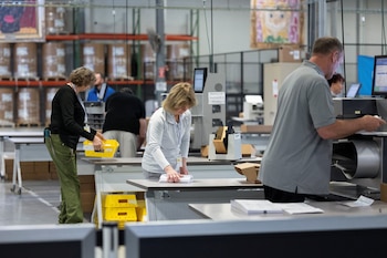 Trabajadores electorales procesan papeletas en