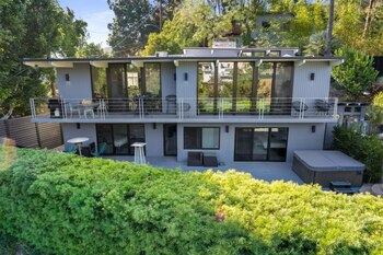 Las imágenes difundidas en los portales inmobiliarios muestran los espacios interiores y exteriores de la propiedad, reflejando el mantenimiento y las mejoras realizadas a lo largo de los años. Foto: sothebysrealty.com