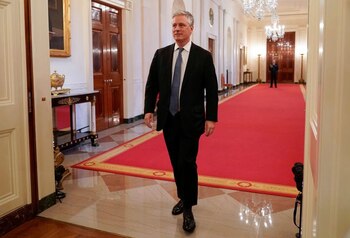 FOTO DE ARCHIVO: El asesor de Seguridad Nacional Robert O'Brien llega antes de que el presidente de los Estados Unidos Donald Trump haga declaraciones conjuntas con el primer ministro de Israel Benjamin Netanyahu sobre una propuesta de nuevo plan de paz para Oriente Medio en la Sala Este de la Casa Blanca en Washington, EEUU, el 28 de enero, 2020. REUTERS/Joshua Roberts