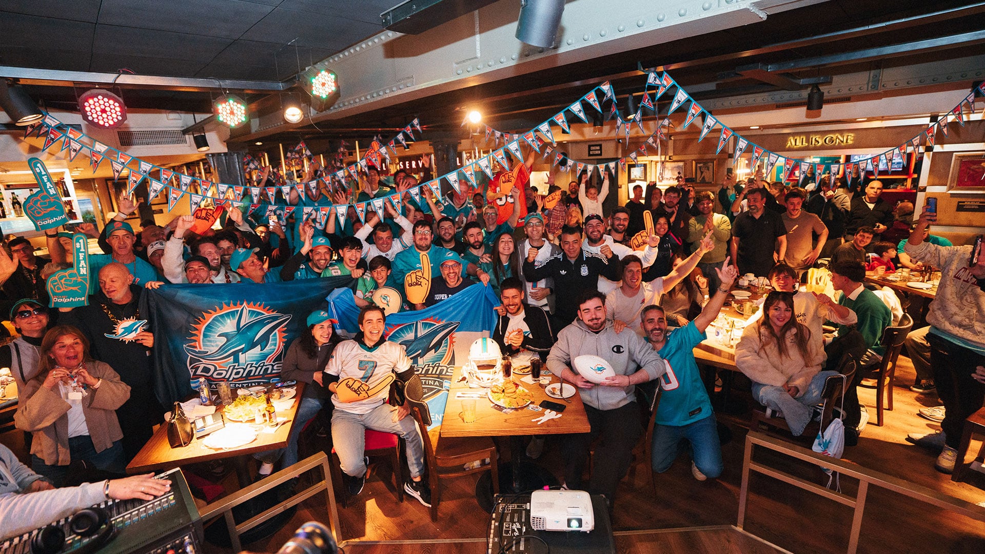 Fanáticos de los Dolphins se encontraron en el Hard Rock Cafe a ver el partido frente a Las Vegas Raiders