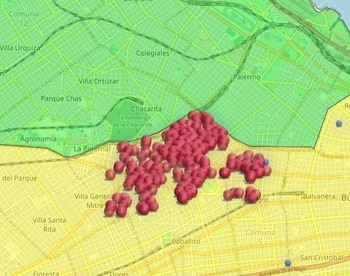 Un mapa detallado de Buenos Aires en tonos verdes y amarillos, resaltando agrupaciones densas de marcadores rojos en los barrios de Chacarita, La Paternal y Villa Ortúzar