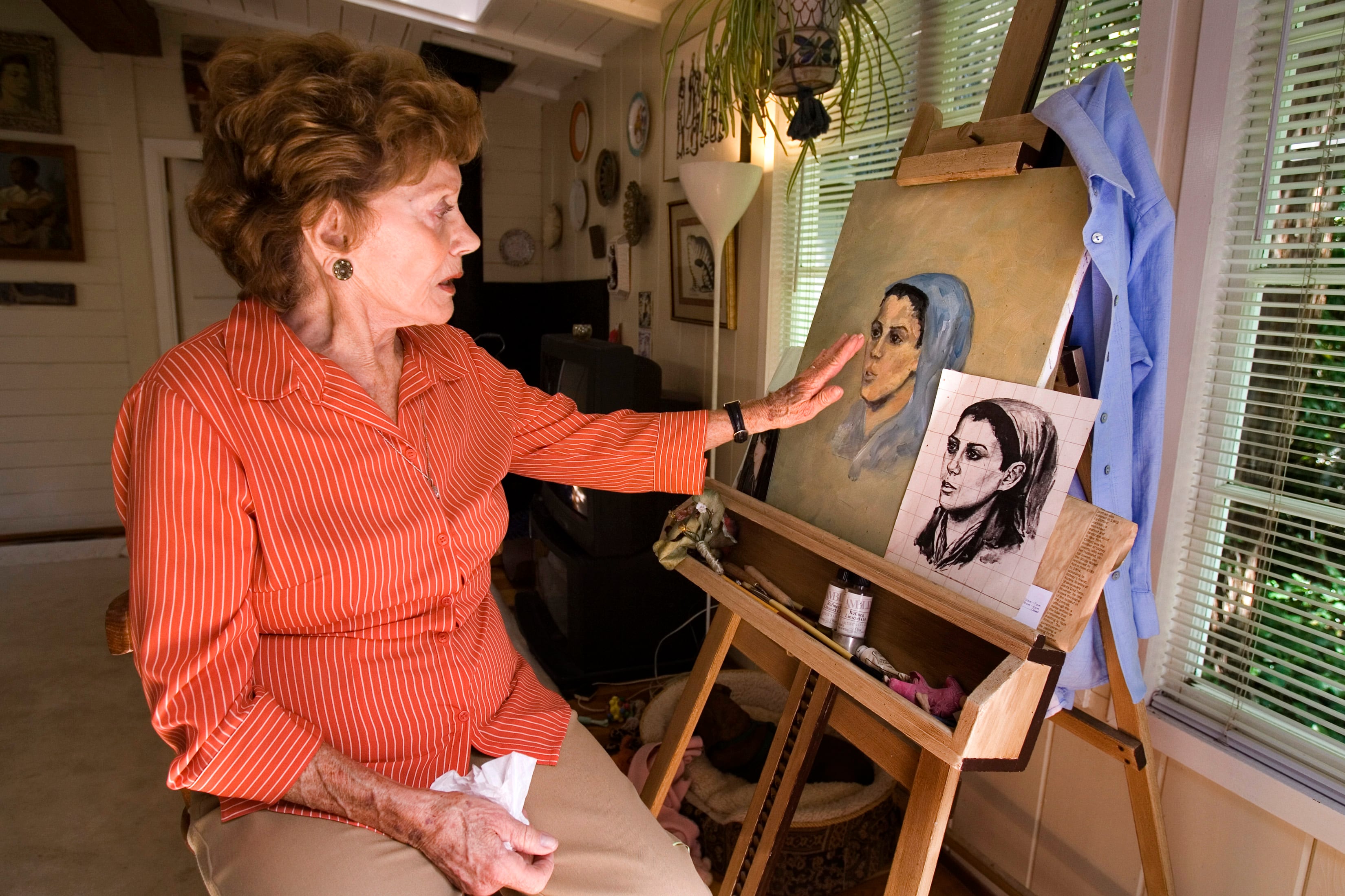 FILE Holocaust survivor Dina Gottliebova Babbitt sits at an easel at her Felton, California home on Aug. 18, 2006 where she recreated one of the images of a young girl she had painted under orders from Dr. Josef Mengele. Mengele, the Nazi physician, ordered Babbitt to create images of Roma prisoners who were involuntarily subjected to his experiments. (Peter DaSilva/The New York Times)