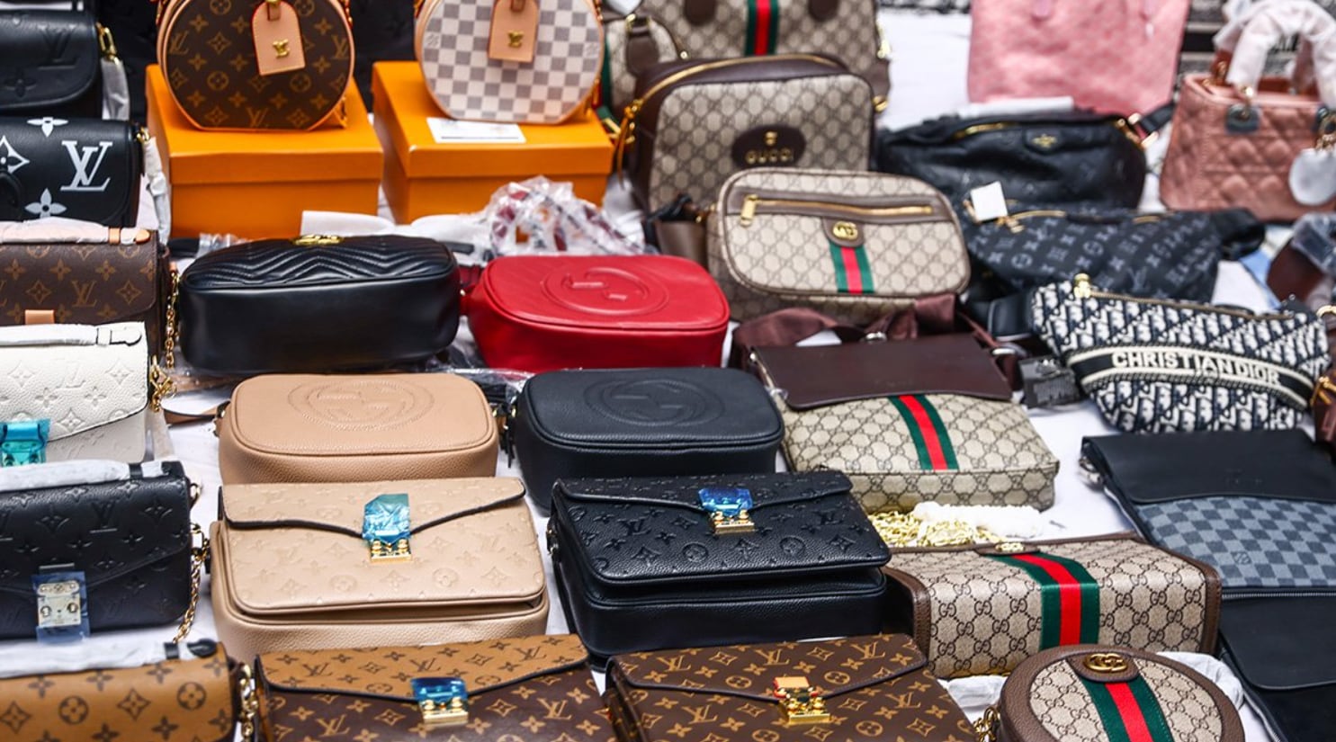 La policía incautó unos 2.300 artículos falsificados de más de 20 marcas de lujo, con un valor equivalente de USD 1.743.045 si hubieran sido auténticos (NBC 6)