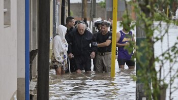 Personal de emergencias ayuda a