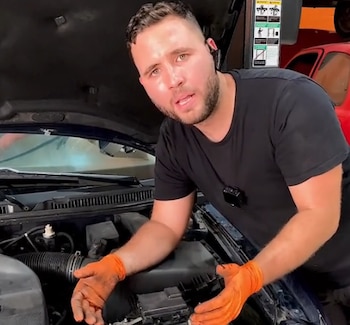 El mecánico Juan José en