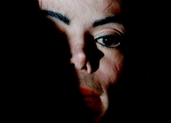 Michael Jackson llega a la Oxford University Union para impartir una conferencia y lanzar su iniciativa mundial para niños «Heal the Kids» en Oxford, Inglaterra, el 6 de marzo de 2001 (REUTERS/Russell Boyce/File Photo/File Photo)