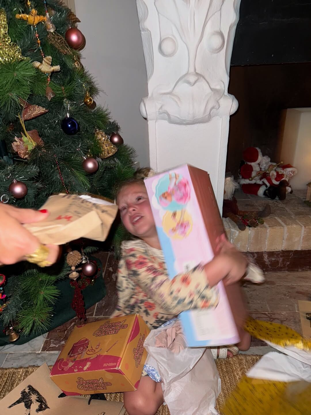 La emoción de Ana García Moritán al recibir todo tipo de regalos en Navidad