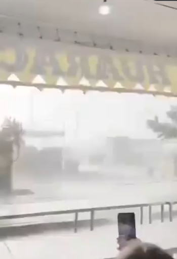 Las imágenes del incidente reavivaron el debate sobre las medidas que deben aplicarse en atracciones mecánicas ante condiciones meteorológicas adversas.