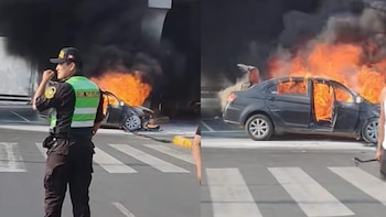 Un vehículo negro se incendia