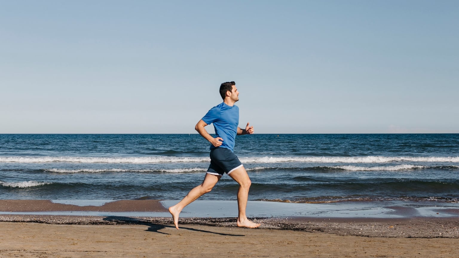 Correr en la playa es una alternativa al asfalto, pero implica desafíos y cuidados específicos Freepik