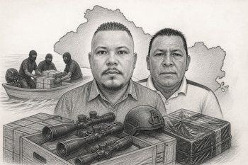 Dibujo a lápiz en tonos grises con dos hombres en primer plano, miras telescópicas, un casco táctico, cajas y un mapa de El Salvador.