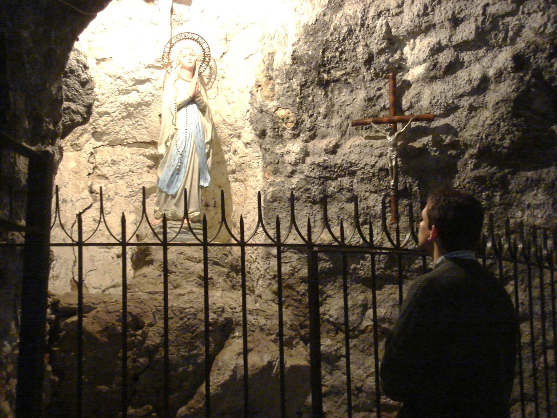 La gruta de Lourdes construida por la familia Elortondo-Armstrong en la falda de la barranca, testimonio de fe y bien patrimonial de excepcional valor, que sigue siendo foco de devoción de los seminaristas