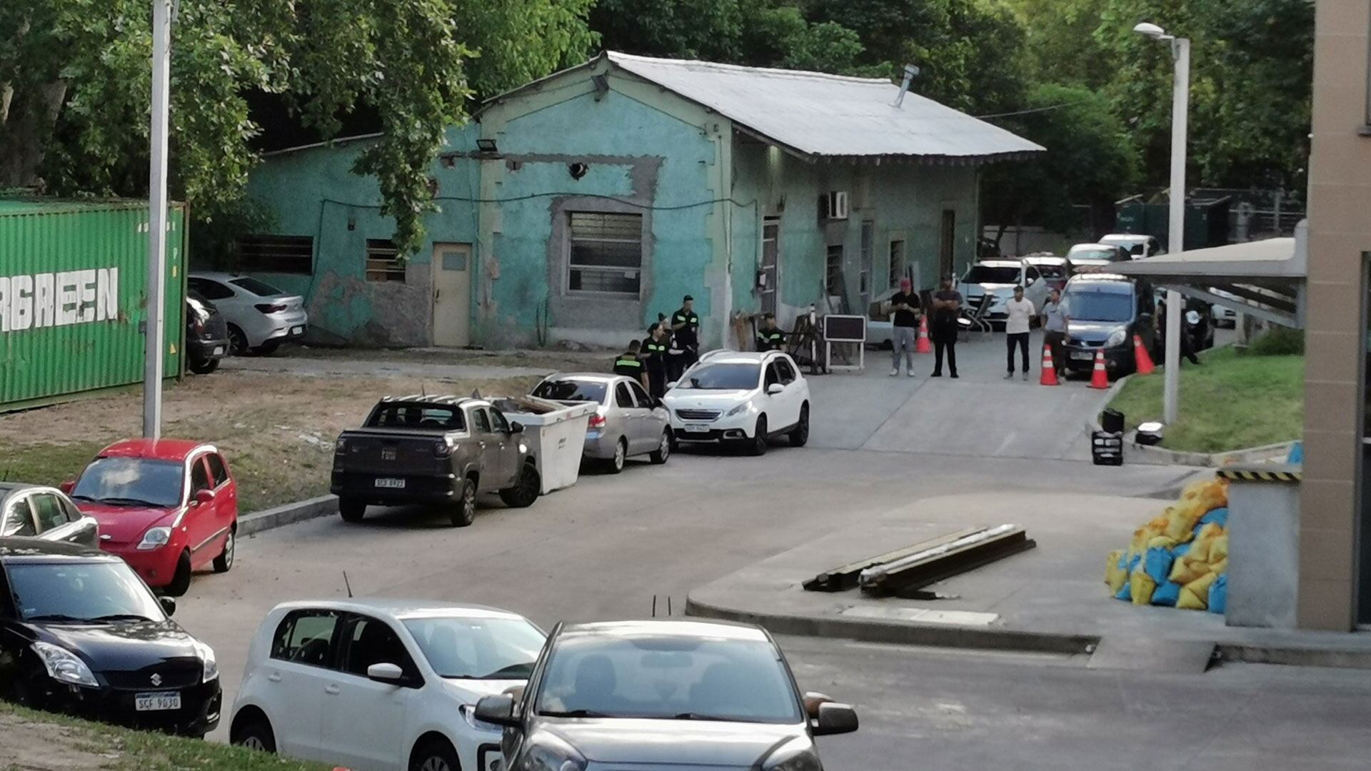 La Policía de Uruguay haciendo pericias luego de que un niño de 8 años fuera asesinado (@miguelchagas)