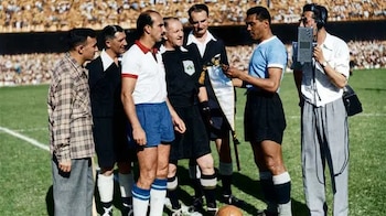 Obdulio Varela, capitán de Uruguay, rodeado de periodistas en el Maracaná (Fuente AUF)