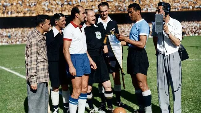 Obdulio Varela, capitán de Uruguay, rodeado de periodistas en el Maracaná (Fuente AUF)
