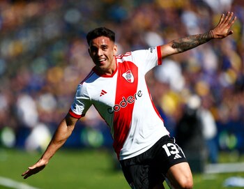 Después de los nervios iniciales, River mostró un mejor juego en el primer tiempo con el despliegue de sus volantes. Enzo Pérez y De La Cruz marcaron los tiempos, beneficiados por la confusión general de Boca que por momento lució muy impreciso. Foto: REUTERS/Cristina Sille