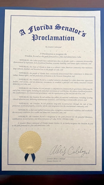 Primer plano de una proclamación enmarcada con el título 'A Florida Senator's Proclamation', el sello del estado de Florida y la firma del Senador Alexis Calatayud