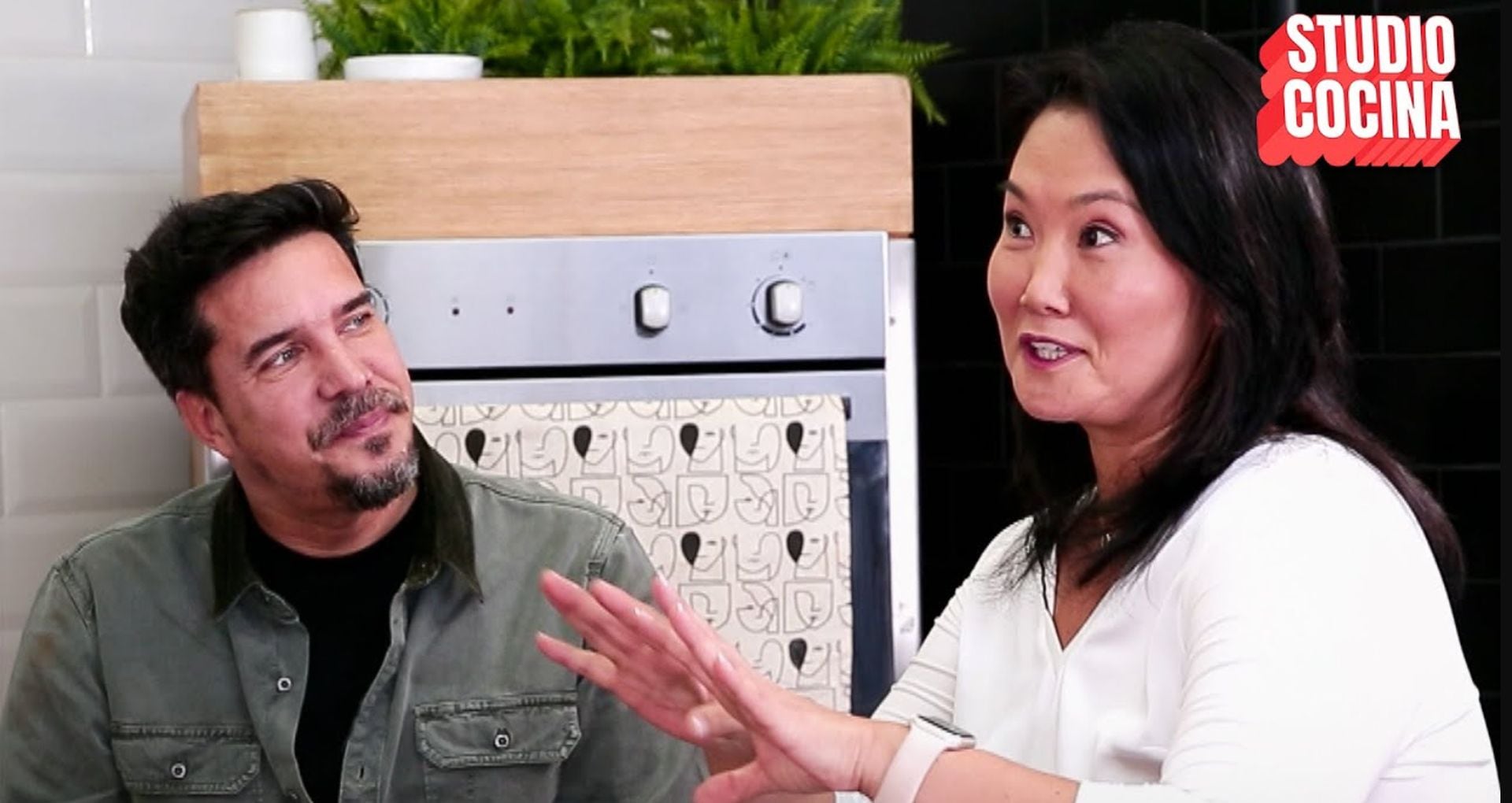 Declaraciones previas, salidas confirmadas y comentarios distendidos construyeron un historial que mantuvo a Keiko Fujimori y Gabriel Calvo en el centro del interés mediático. (YouTube)