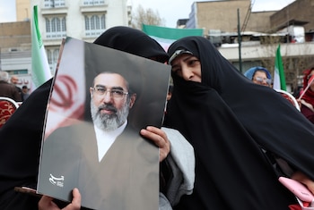 Una mujer iraní vestida con un chador negro sostiene un cartel del Líder Supremo de Irán, el ayatollah Mojtaba Khameneí, en una imagen del 2 de abril de 2026 (EFE/EPA/ABEDIN TAHERKENAREH)