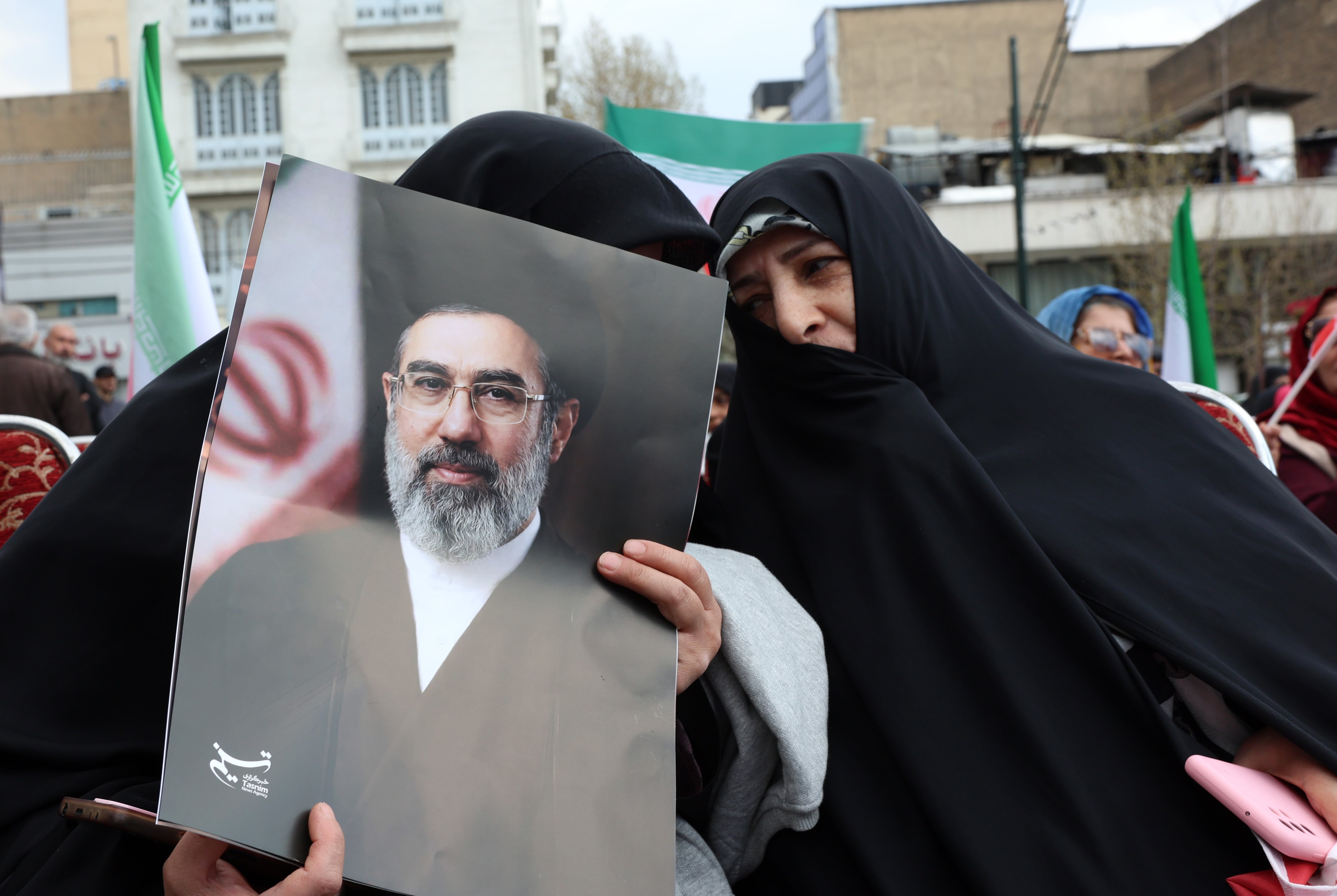 Una mujer iraní vestida con un chador negro sostiene un cartel del Líder Supremo de Irán, el ayatollah Mojtaba Khameneí, en una imagen del 2 de abril de 2026 (EFE/EPA/ABEDIN TAHERKENAREH)