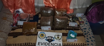 Los allanamientos en Chubut secuestraron 17 kilos de cannabis, 1,5 kilos de cocaína, seis armas, 30 celulares, diez vehículos y cerca de $1 millón.