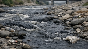 ¿Qué tipo de agua estamos tomando? Río Rímac amanece teñido de negro mientas Defensoría del Pueblo emite grave alerta