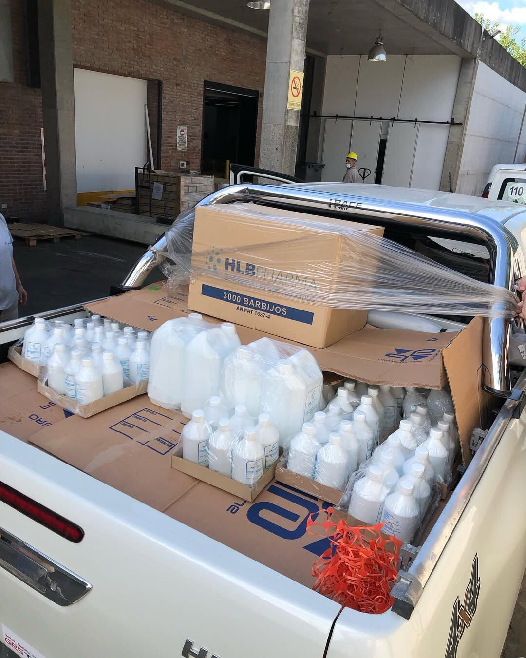 Una camioneta cargada del laboratorio HLB Pharma para distribuir barbijos y otros productos médicos