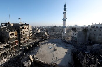 Palestinos se reúnen en el lugar de un ataque en Rafah, en el sur de la Franja de Gaza, el 22 de febrero de 2024 (REUTERS/Ibraheem Abu Mustafa)