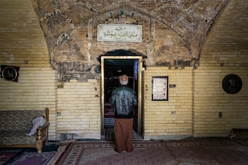 Un hombre entra al santuario