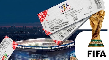Imagen de entradas para la Copa Mundial FIFA 2026 con el logo de EE.UU. superpuestas sobre el trofeo y el MetLife Stadium iluminado al anochecer con una ciudad al fondo.