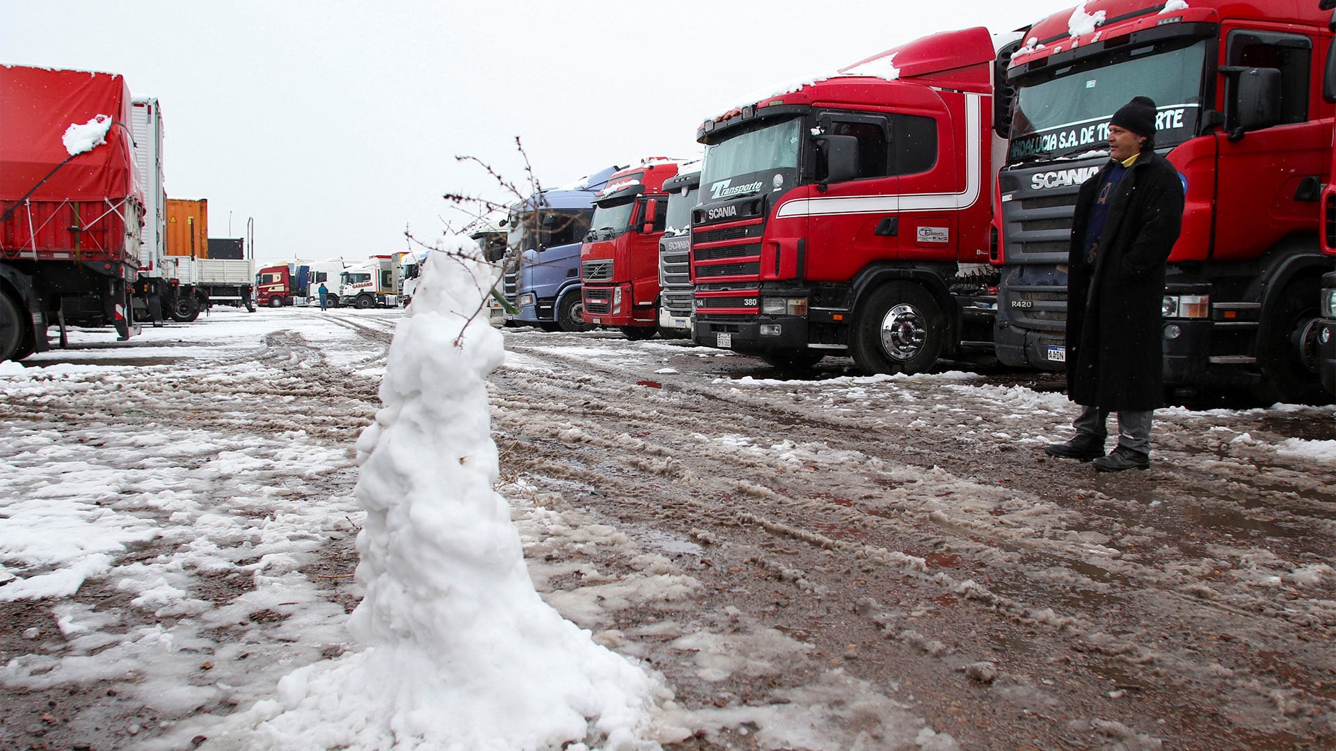 Las intensas nevadas obligaron a que 700 camiones queden varados en la ruta (REUTERS/Maximiliano Rios/Archivo)