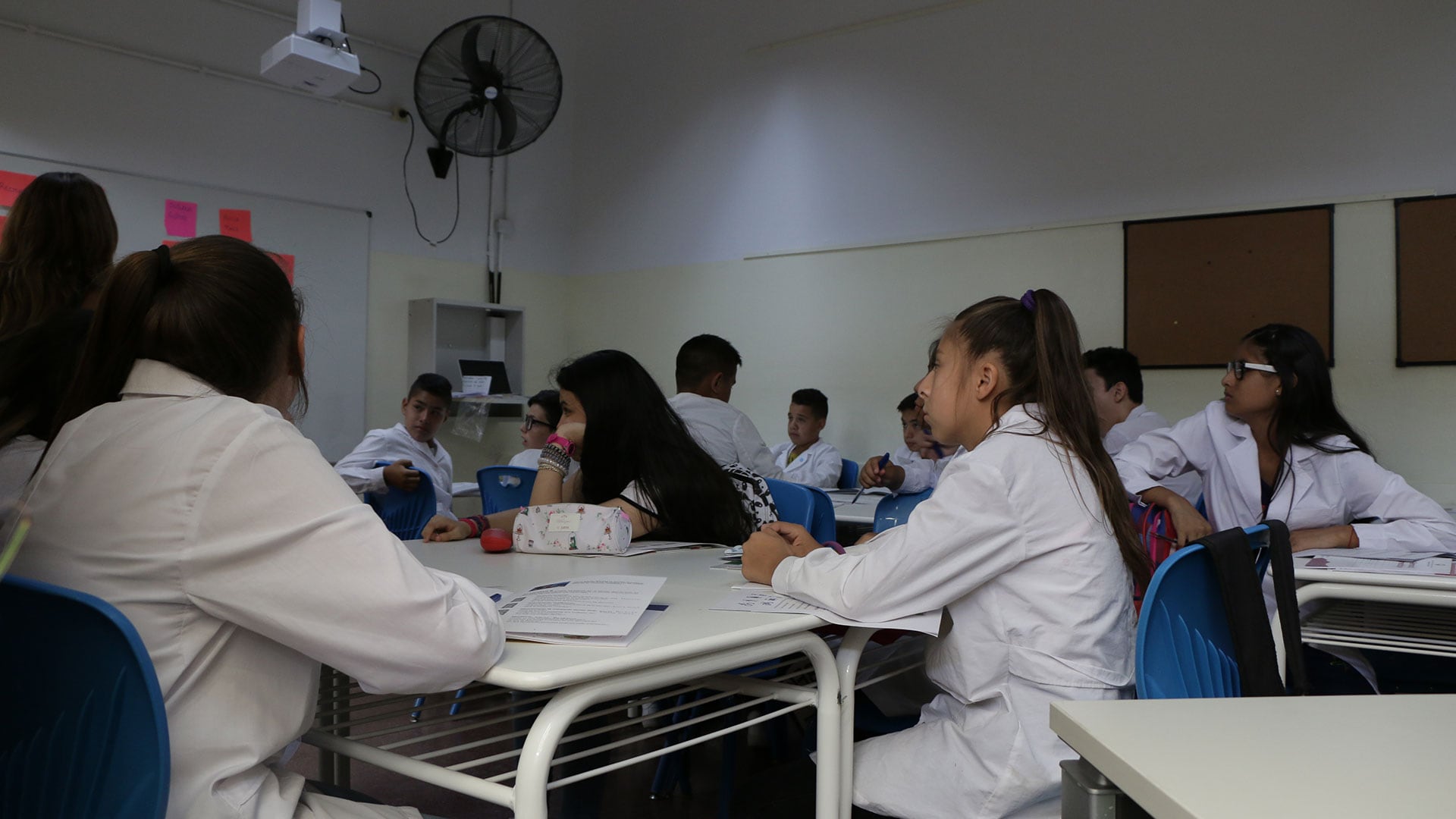 El material de Eudeba que apuesta al taller de escritura, a la discusión oral de estrategias y al error como instancia productiva (Foto: Lihuel Althabe)
