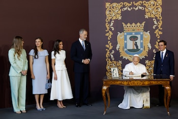 El papa León XIV firma en el libro de invitados junto al alcalde de Madrid, José Luis Martínez-Almeida (d), el rey Felipe VI, la reina Letizia, la princesa Leonor y la infanta Sofía antes de la misa del Corpus Christi en Cibeles. (EFE/ Chema Moya)