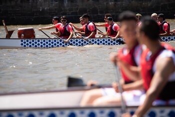 Esta Regata es una tradición que surgió como homenaje al poeta y patriota chino Qu Yuan, que en el año 278 antes de Cristo se suicidó tirándose a las aguas del río Milou al ver que su reino iba a ser conquistado por un soberano enemigo