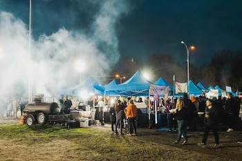 El Queens Night Market es un gran mercado nocturno al aire libre, apto para familias, ubicado en Queens, que cuenta con hasta 100 vendedores independientes que venden mercancías, arte y comida. Foto: Instagram @mercado nocturno de la reina