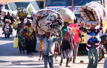 Miles de congoleses transportando sus