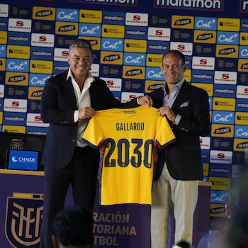 Marcelo Gallardo posó con la camiseta de Ecuador en compañía del presidente de la Federación, Francisco Egas (Créditos: @FEFecuador)