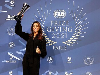 Recibiendo su trofeo por el