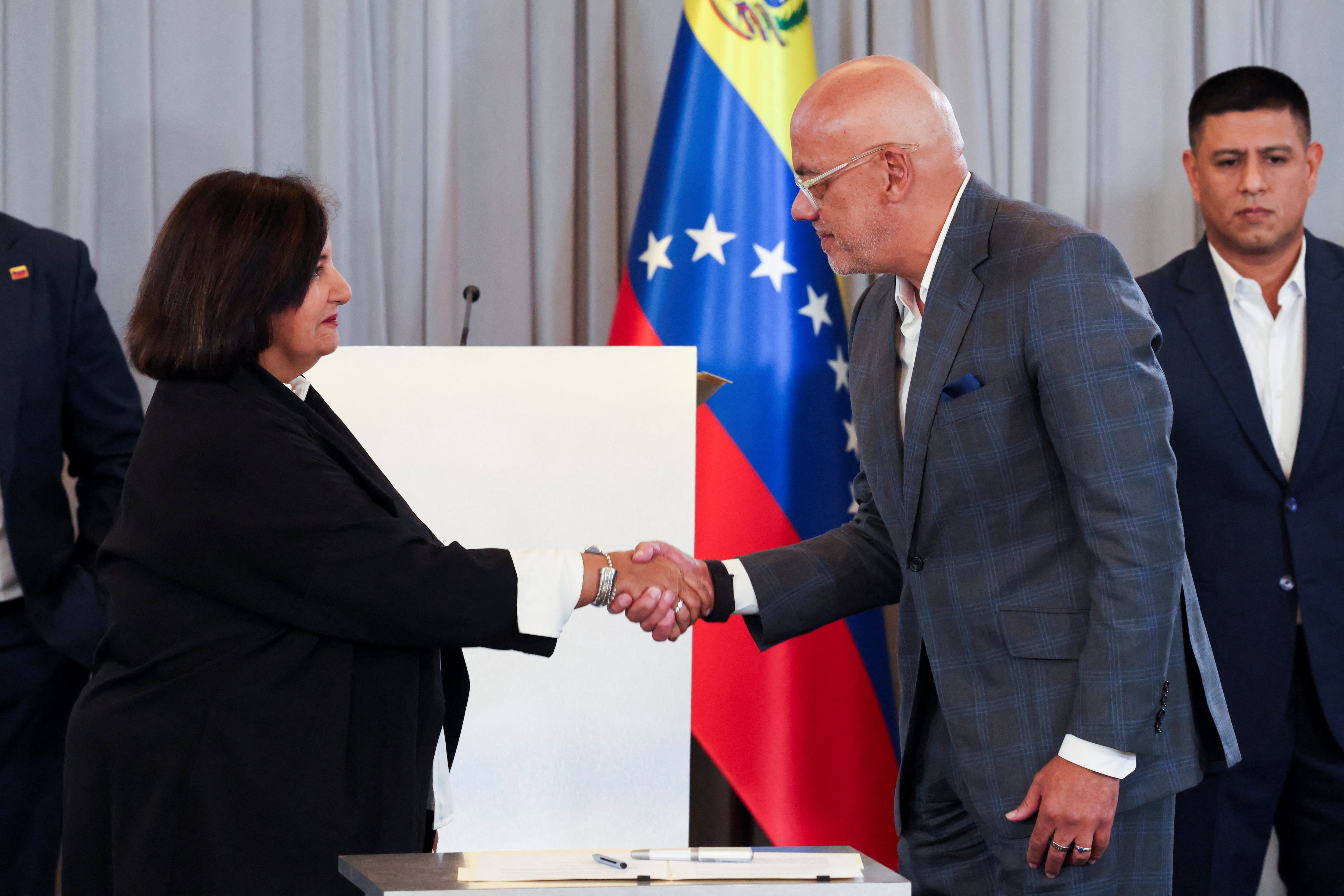 Dinorah Figuera y Jorge Rodríguez, jefes de las delegaciones de oposición y gobierno, respectivamente, firmaron un acuerdo para avanzar con la renovación del Poder Judicial. REUTERS/Leonardo Fernandez Viloria