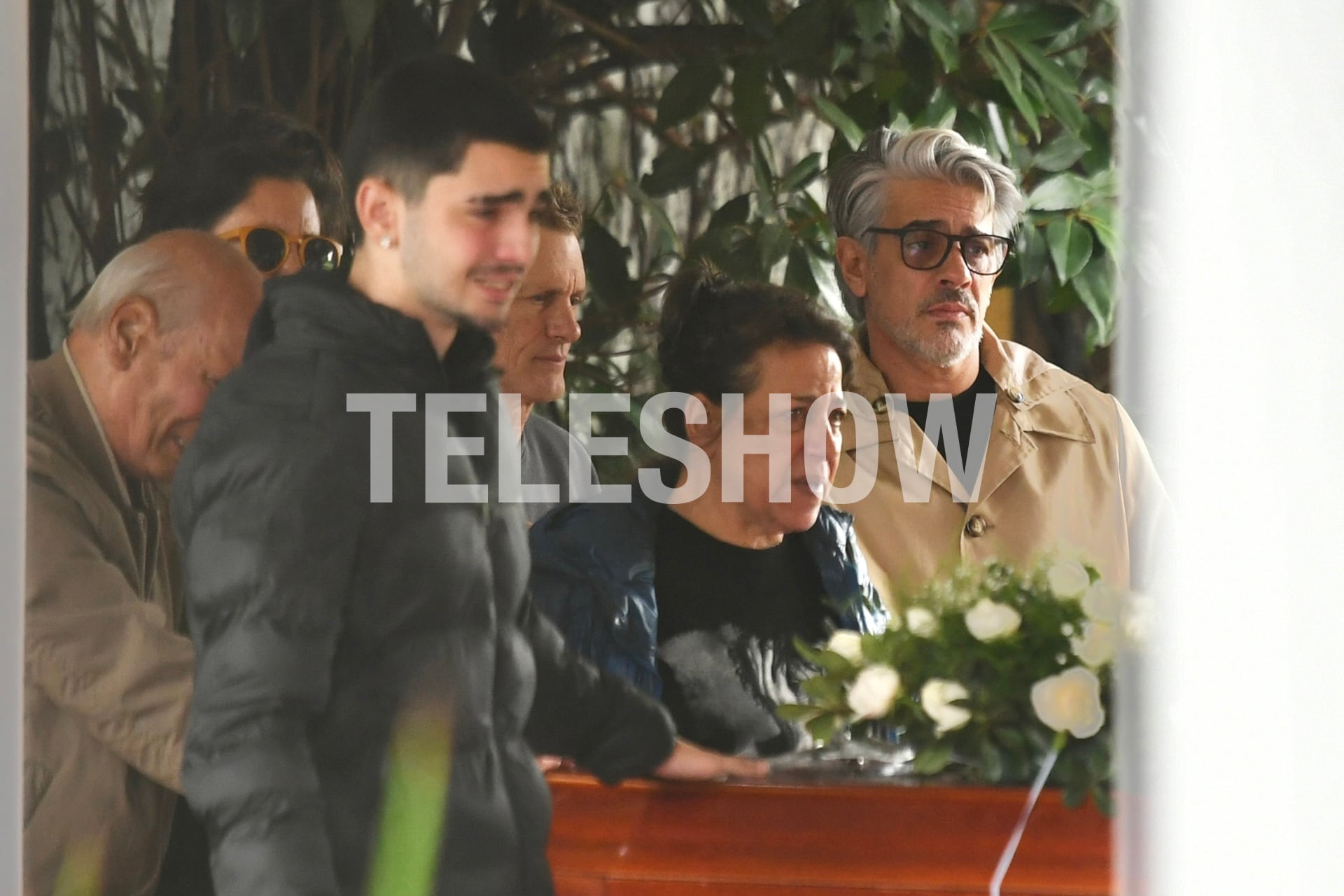 Los actores se posicionaron a metros del féretro que llevaba los restos del reconocido productor