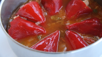 Receta de pimientos del piquillo rellenos de pollo, un plato principal sabroso y muy fácil de preparar