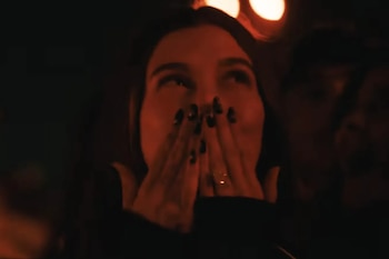 Hailey Bieber mandó un beso a Justin Bieber desde el público cuando la mencionó. (Captura de video)