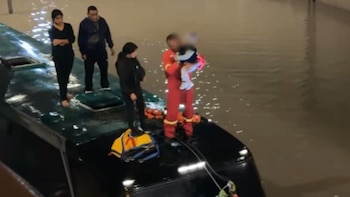 Bus interprovincial queda atrapado en