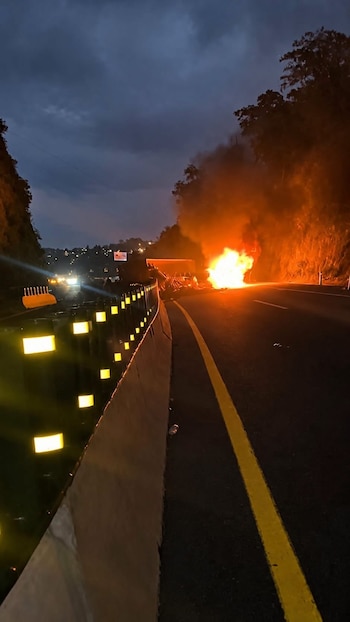 Volcadura incendio autopista Mexico-Toluca Huixquilucan Edomex
