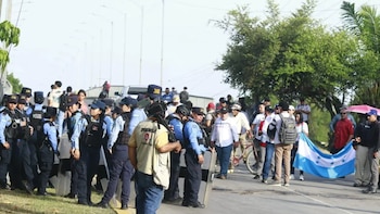 Policía hondureña desaloja con gas lacrimógeno protesta contra aumento de la tasa vehicular en El Progreso